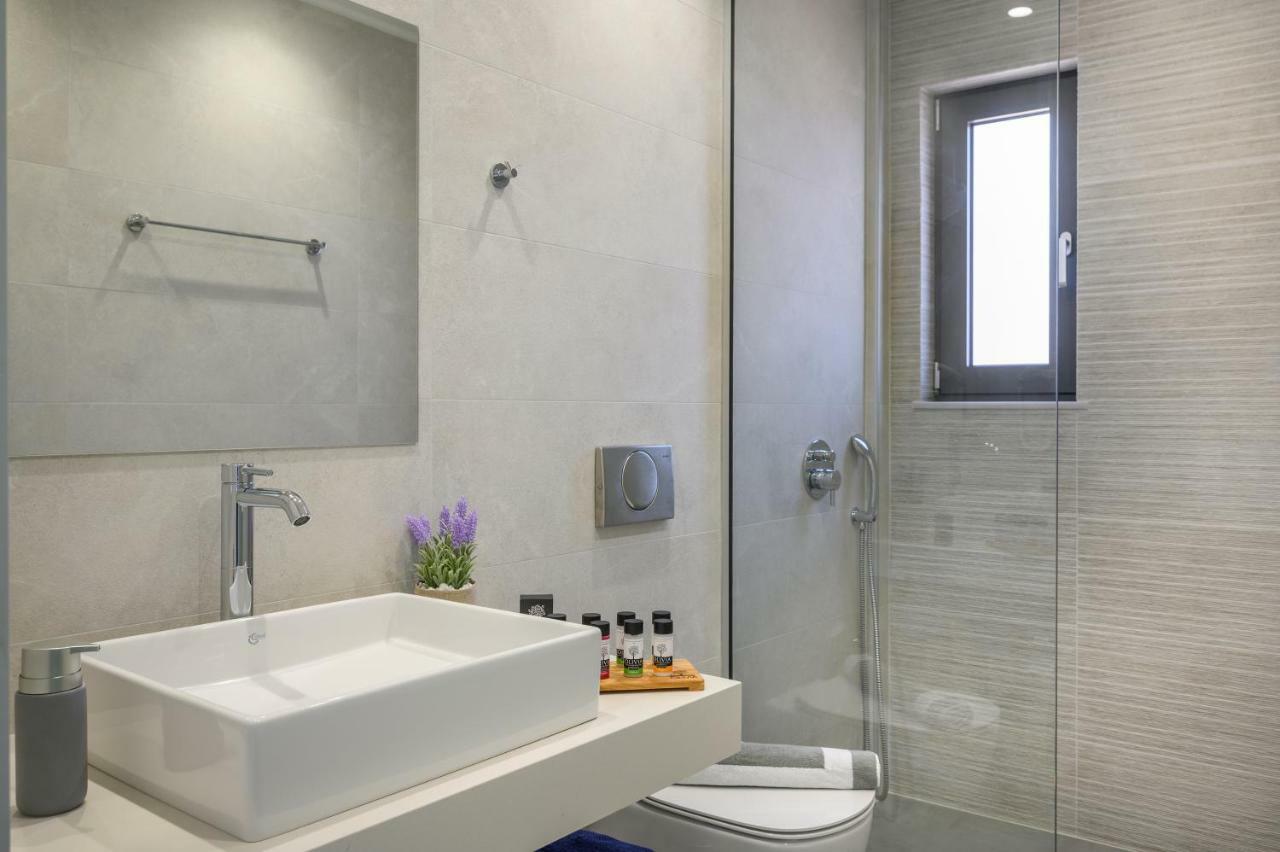 פלטניאס Athina Suites Luxury Suites Near The Sea Platanias מראה חיצוני תמונה